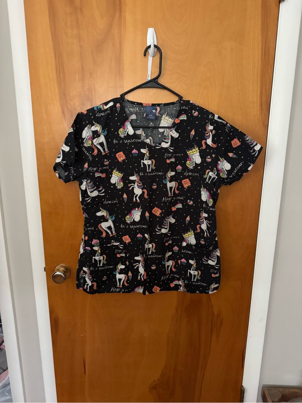 Zoe + Chloe Unicorn Print Scrub Top medium